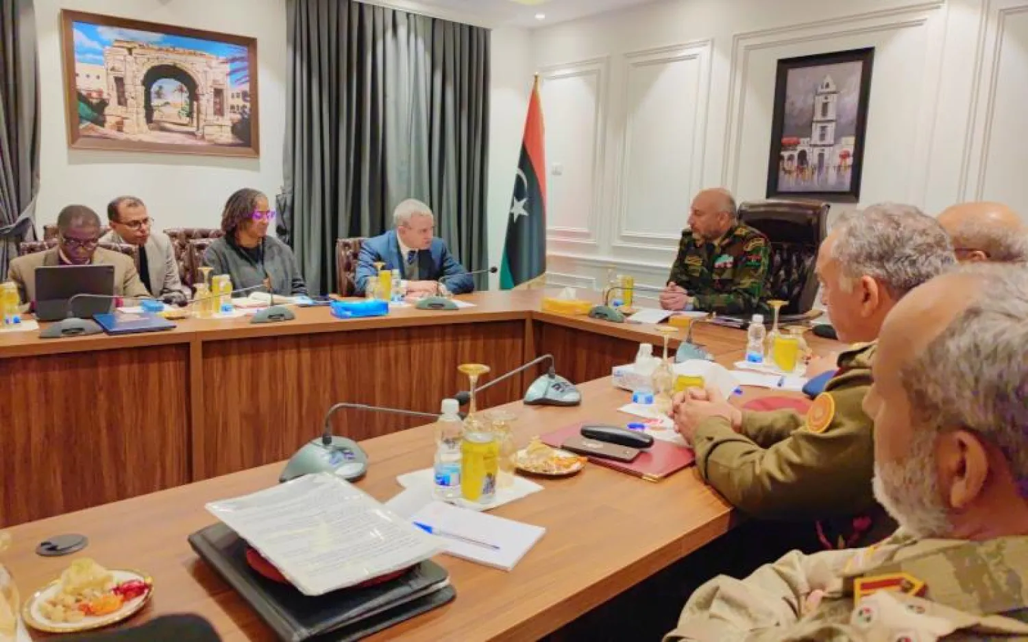 الحداد رئيس أركان قوات الدبيبة خلال اجتماعه مع وفد البعثة الأممية لتقصي الحقائق في طرابلس (أركان قوات حكومة «الوحدة»)