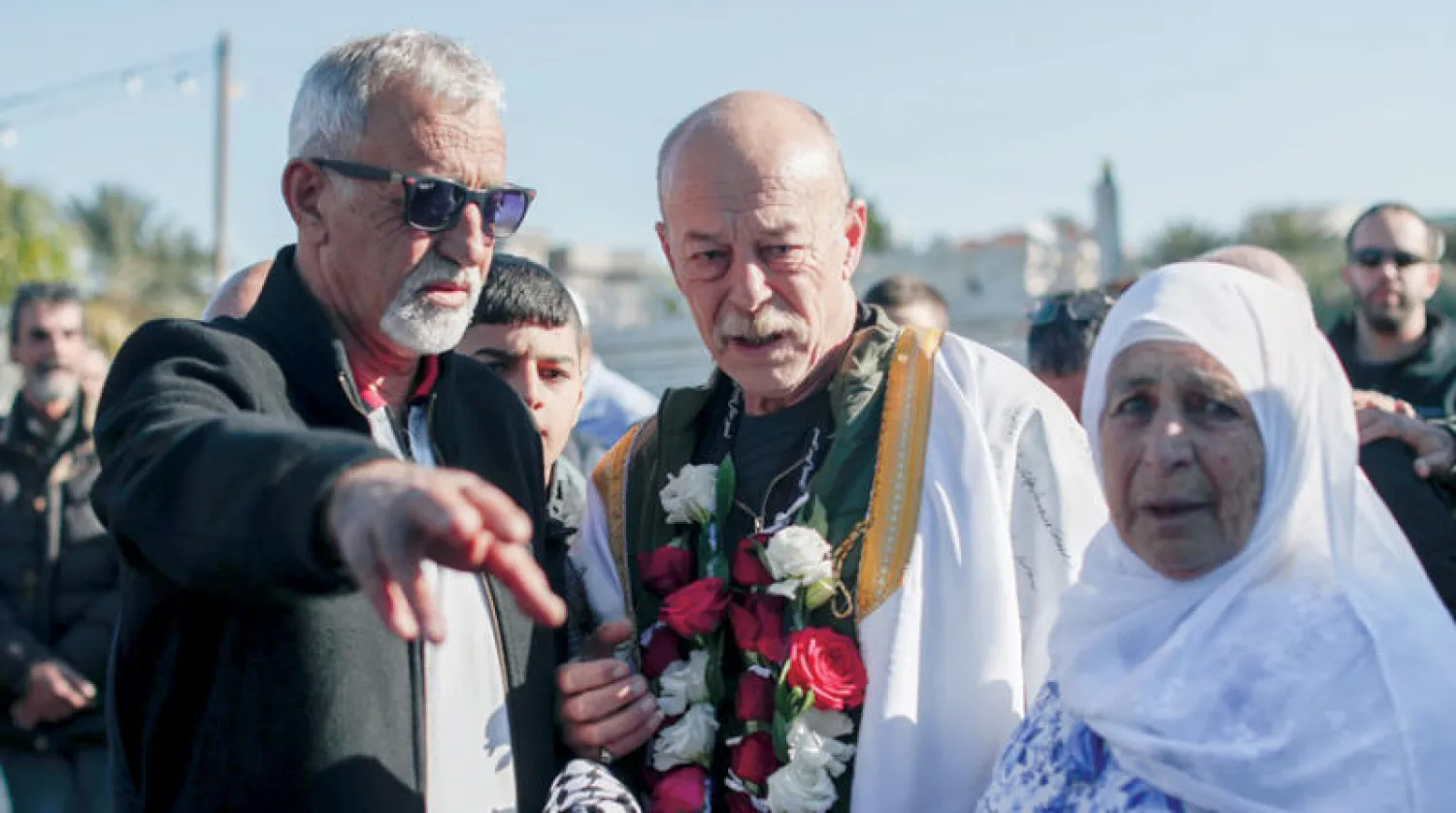 ماهر يونس بين أقاربه بعد إطلاق سراحه (إ.ب.أ)