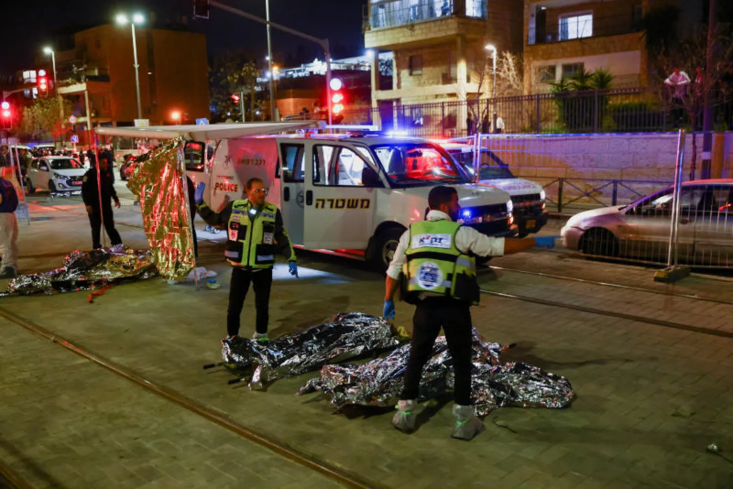 القوات الإسرائيلية في موقع إطلاق النار بالقدس (رويترز)