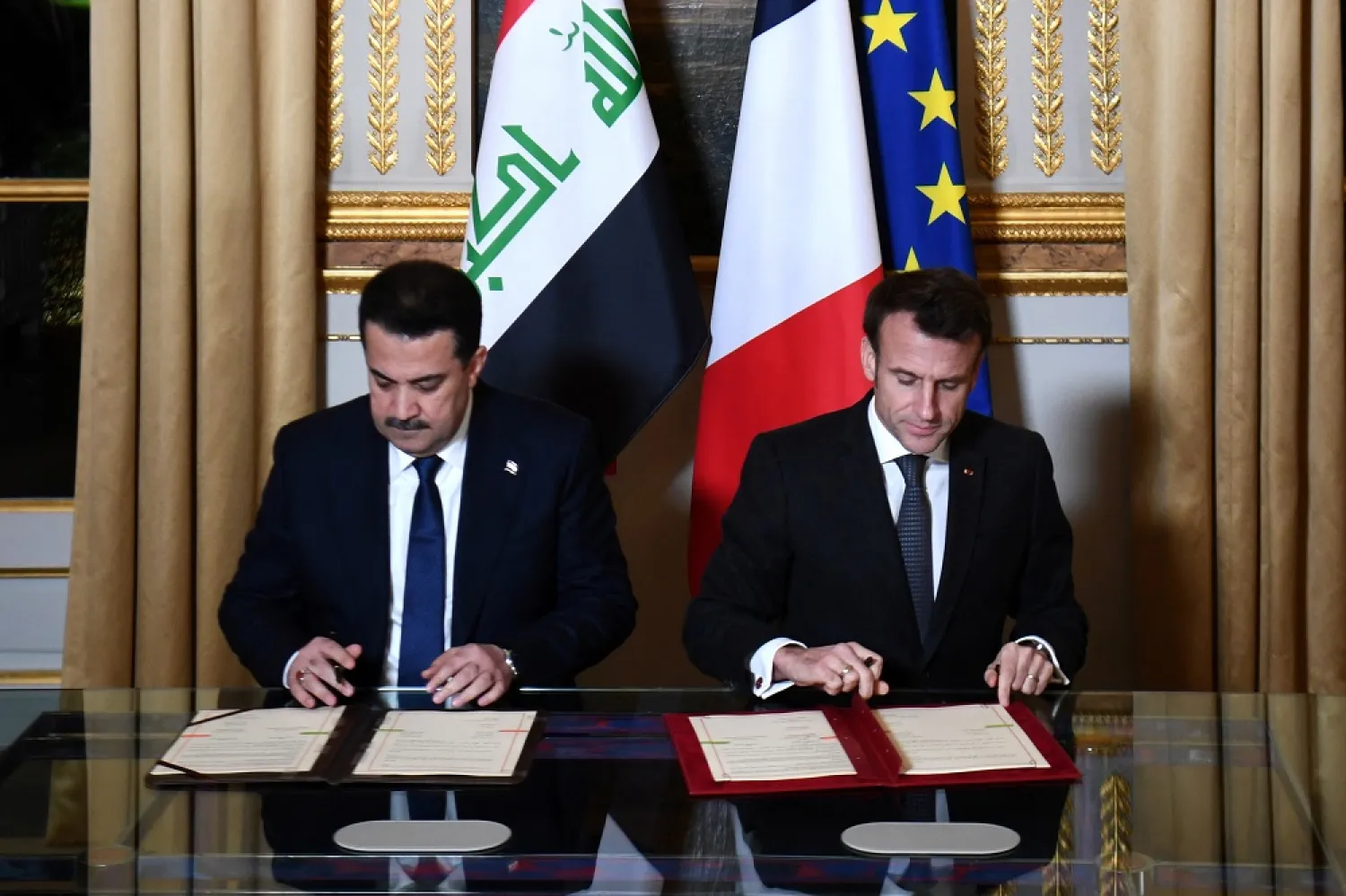 French President Emmanuel Macron and Iraq's Prime Minister Mohammed al-Sudani sign documents at the Elysee Presidential Palace, in Paris, France, January 26, 2023. (Reuters)