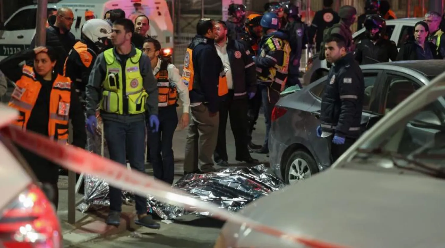 Kudüs'teki kaza yerinde polis ve ambulans memurları (AFP)