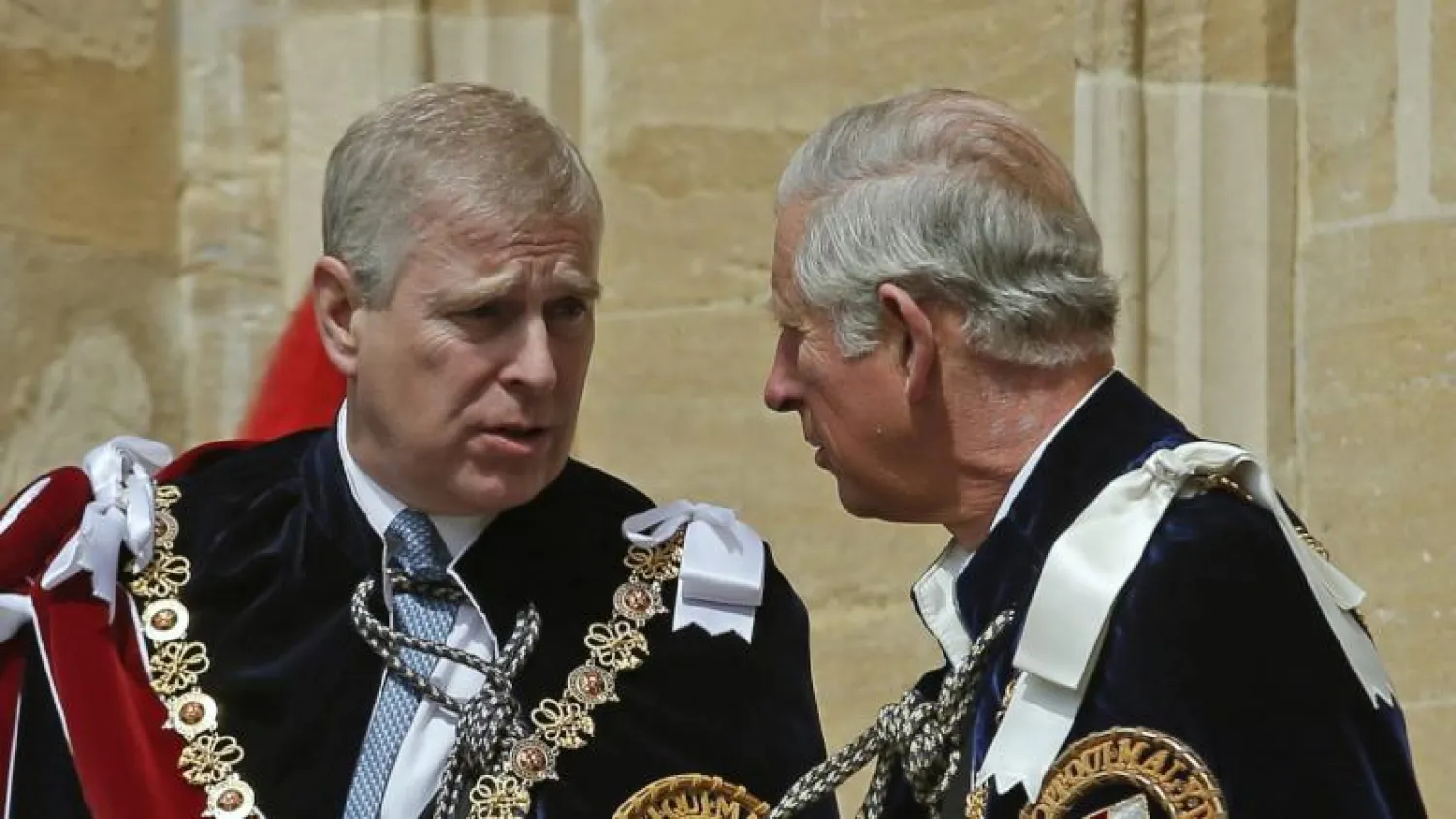 الملك تشارلز يتحدث إلى شقيقه الأمير أندرو (رويترز)