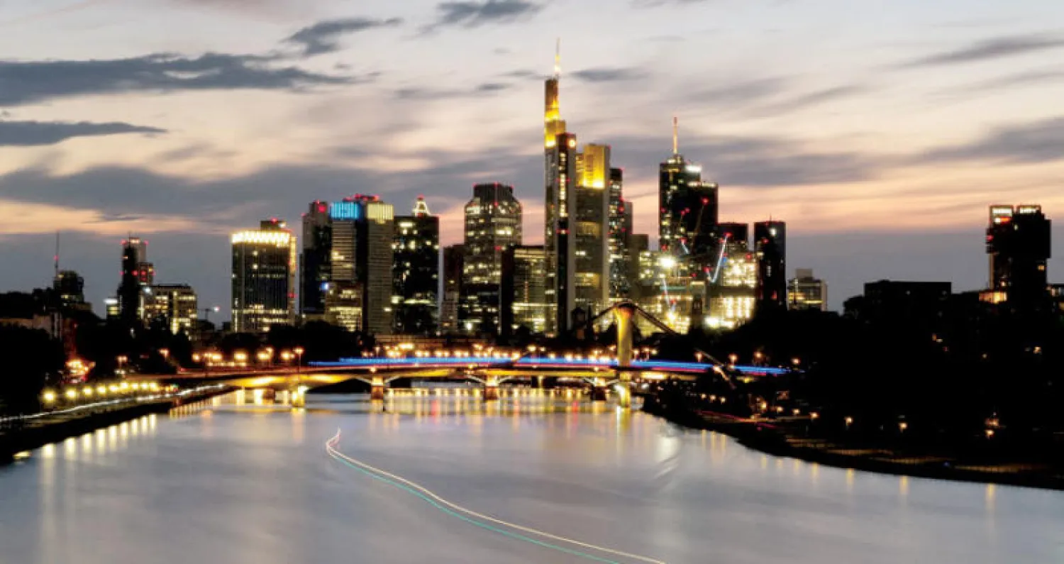 غروب الشمس في مدينة فرانكفورت التي تعد بمثابة العاصمة المالية في ألمانيا (رويترز)