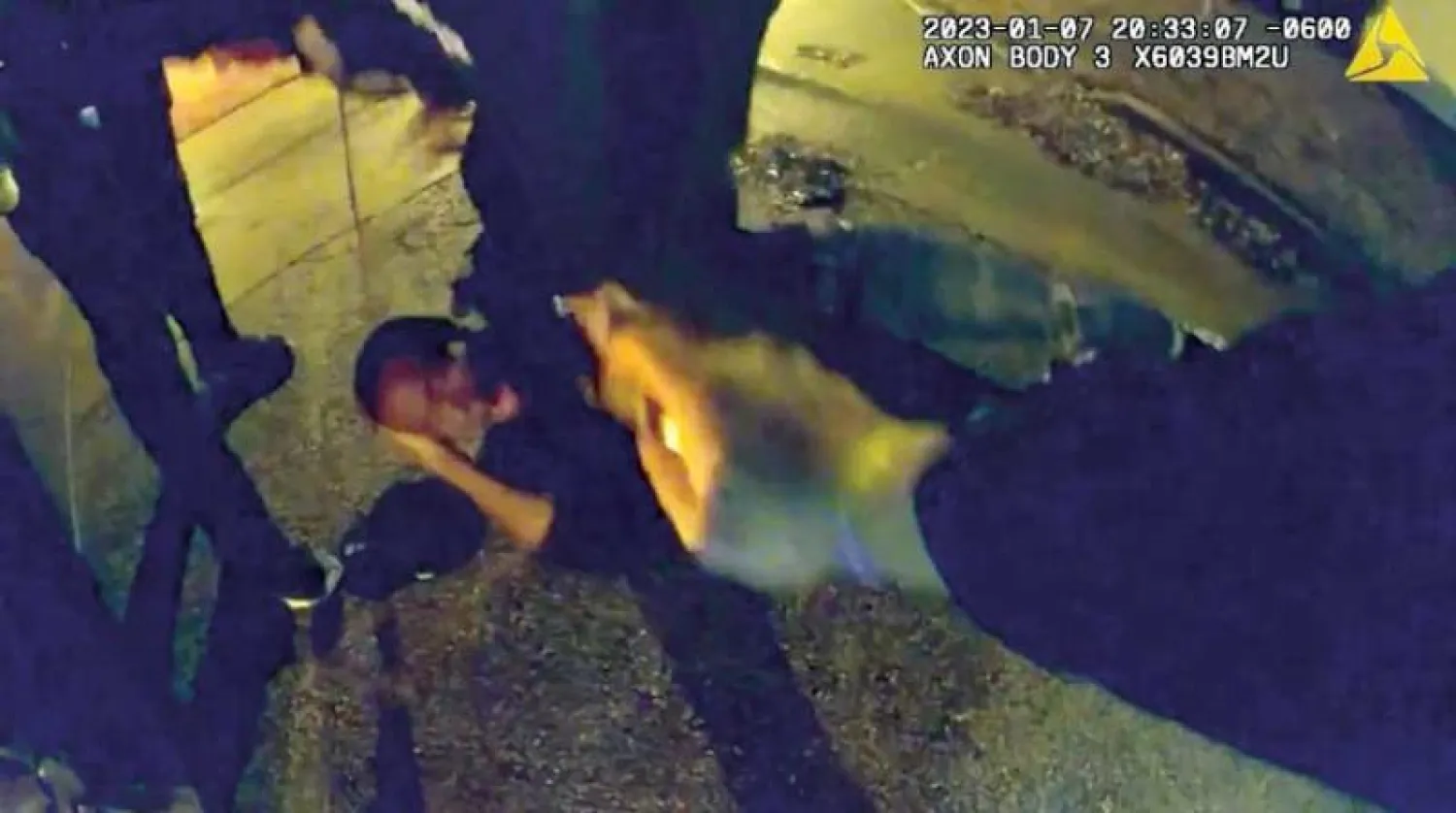 صورة من شريط الفيديو يظهر الشاب الأسود يتعرض للضرب من قبل رجال الشرطة (أ.ف.ب)