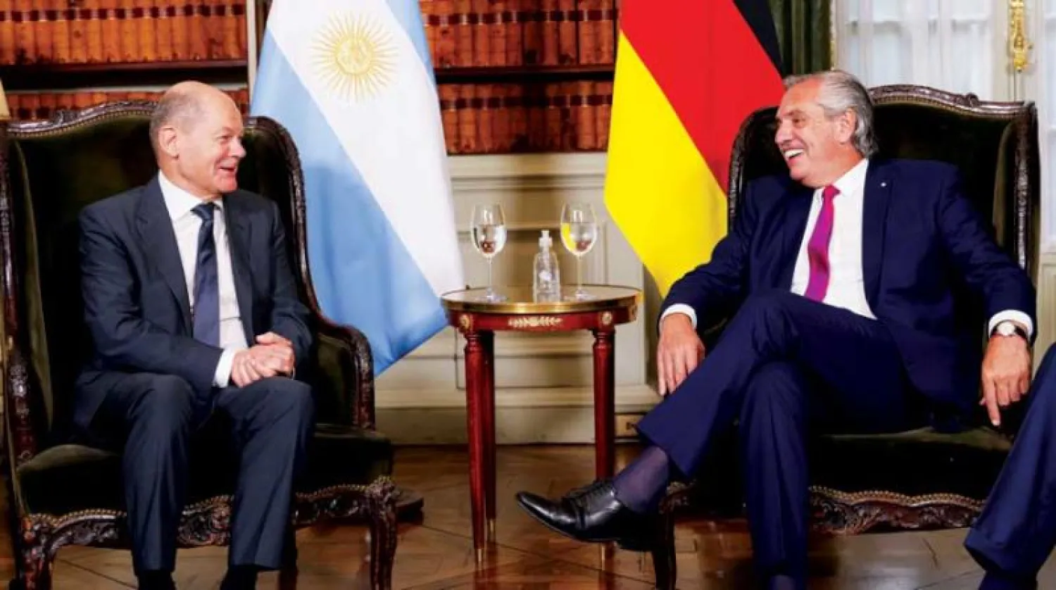 الرئيس الأرجنتيني ألبرتو فرنانديس والمستشار الألماني أولاف شولتس خلال لقائهما في بوينس آيرس، أول من أمس (إ.ب.أ)