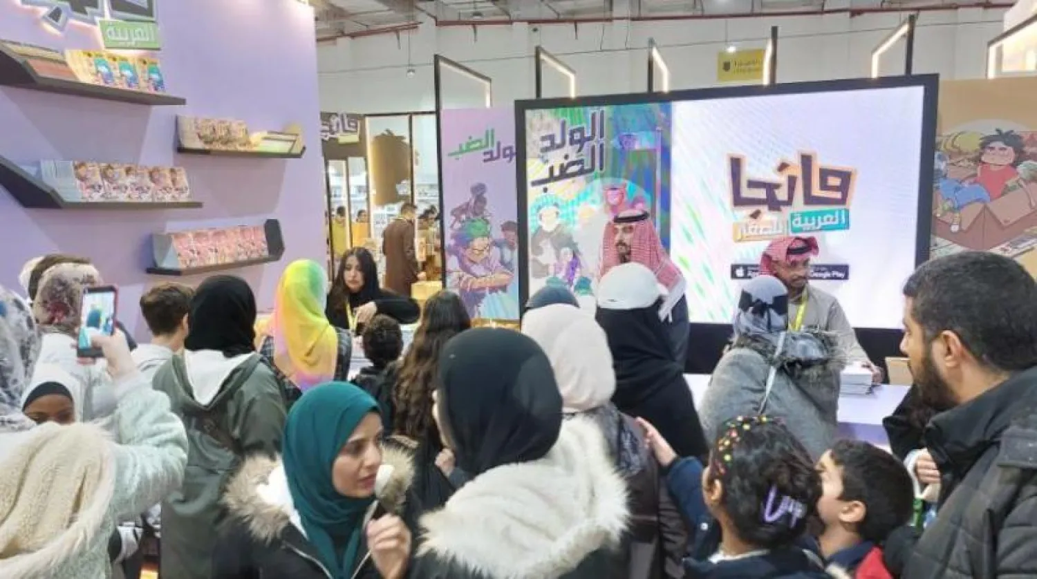 54. Kahire Uluslararası Kitap Fuarı'nda "Arapça Manga" dergisinin standında büyük bir kalabalık görülüyor