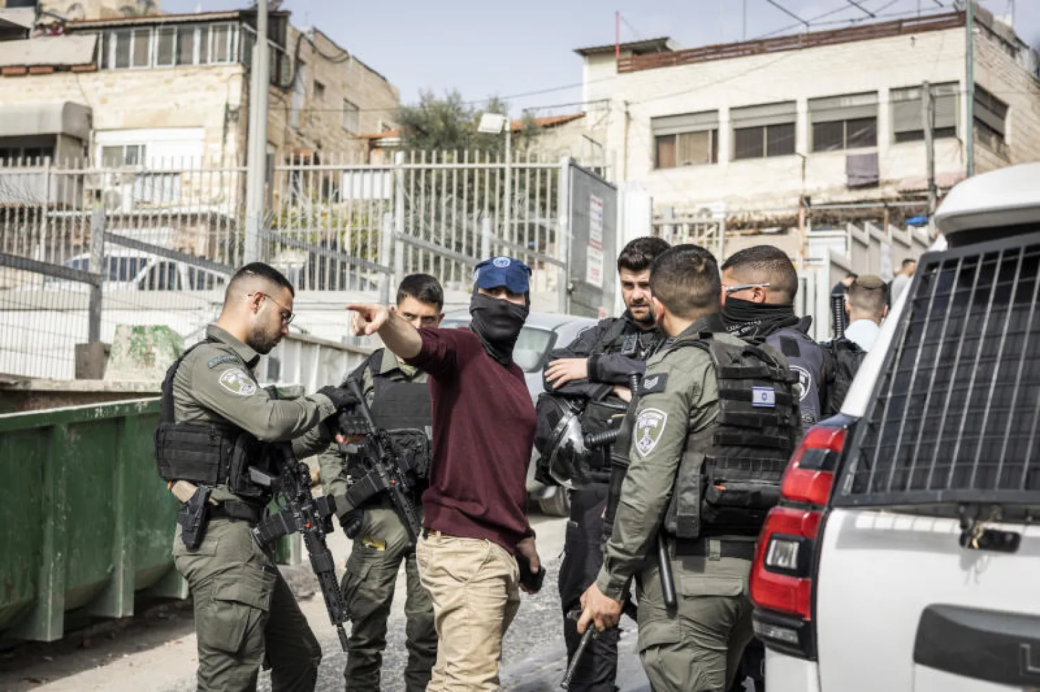 جنود إسرائيليون وأحد «المستعربين» قرب مسرح عملية سلوان (د.ب.أ)