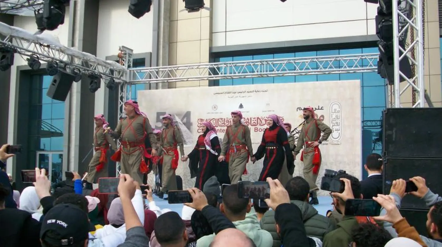 Gösterinin bir bölümünde sahneye çıkan Tannura dansçısı