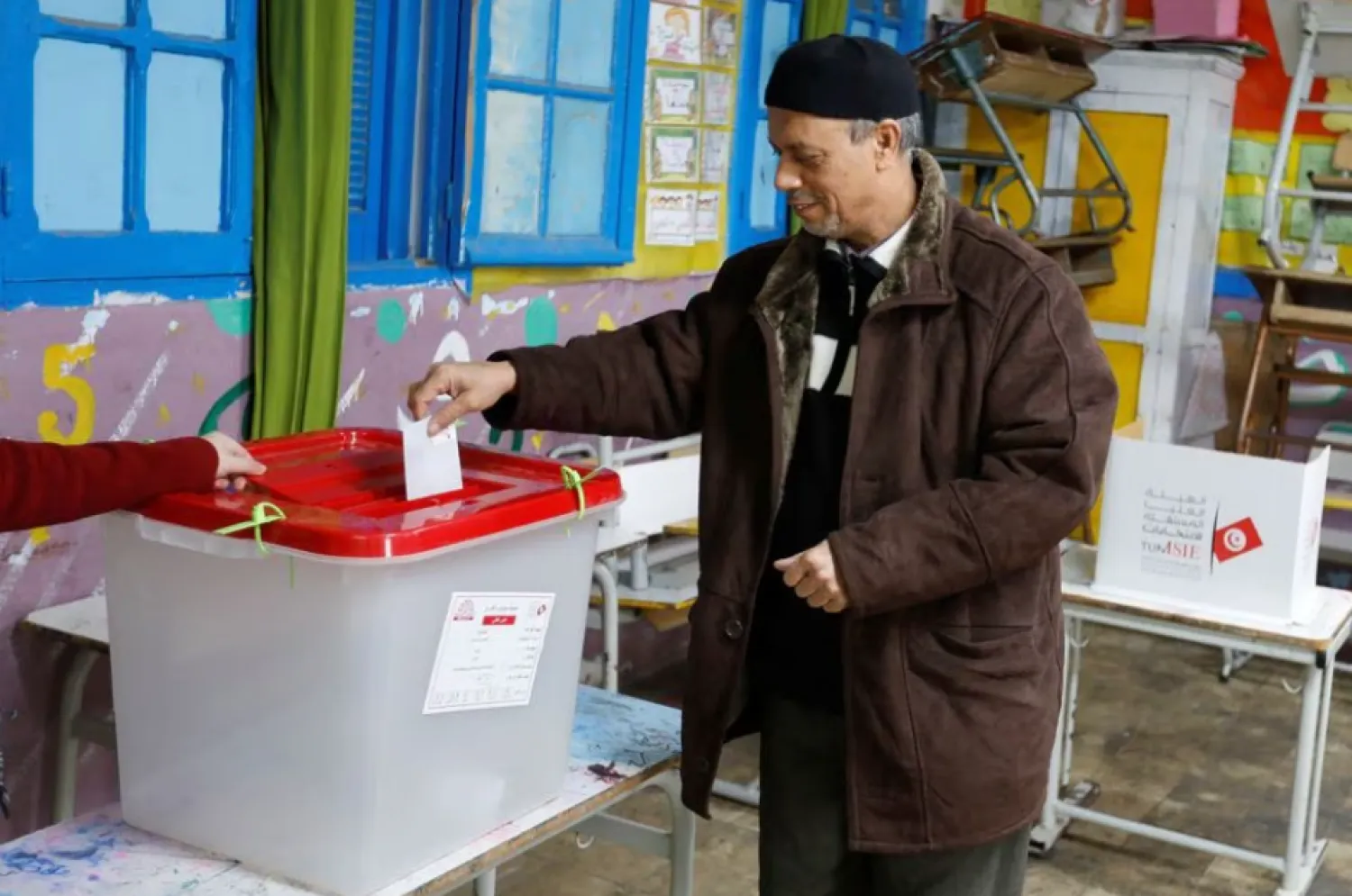  A voter casts his ballot at a polling station during the second round of the parliamentary election in Tunis, Tunisia January 29, 2023. REUTERS/Zoubeir Souissi








