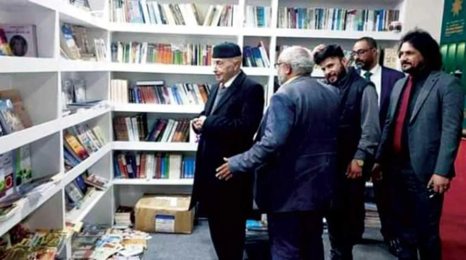 Libya Temsilciler Meclisi Başkanı Akile Salih, Kahire Uluslararası Kitap Fuarı’nda Libya yayınevlerini denetlerken (Temsilciler Meclisi)