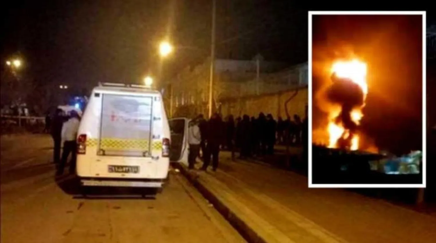 İsfahan'da dün sabaha karşı saldırıya uğrayan askeri tesisin çatısında yangın çıktı. (Fars)