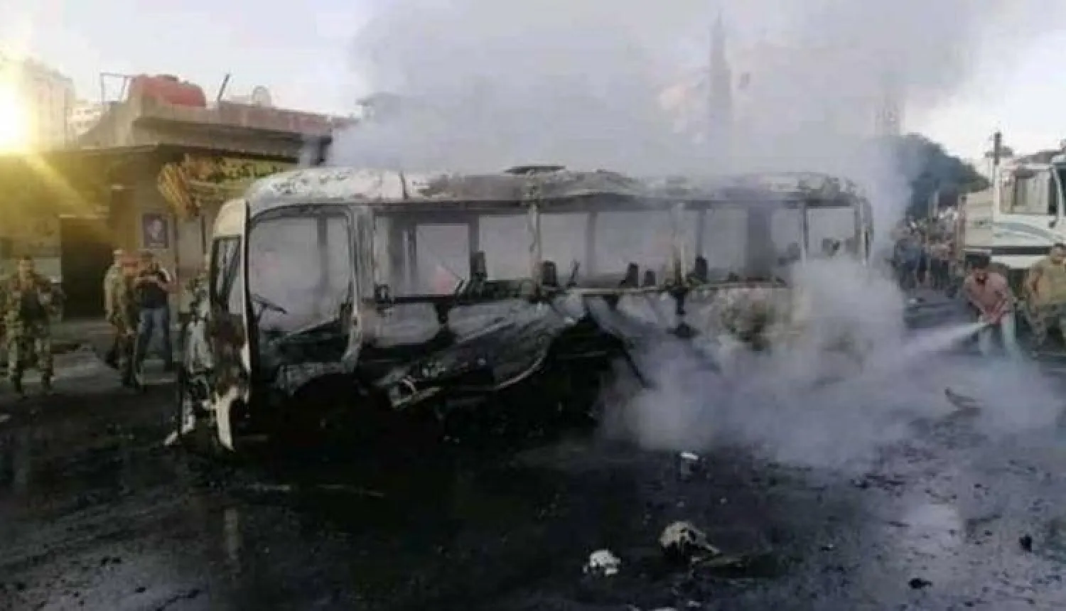 الباص المستهدف (المرصد السوري لحقوق الإنسان)