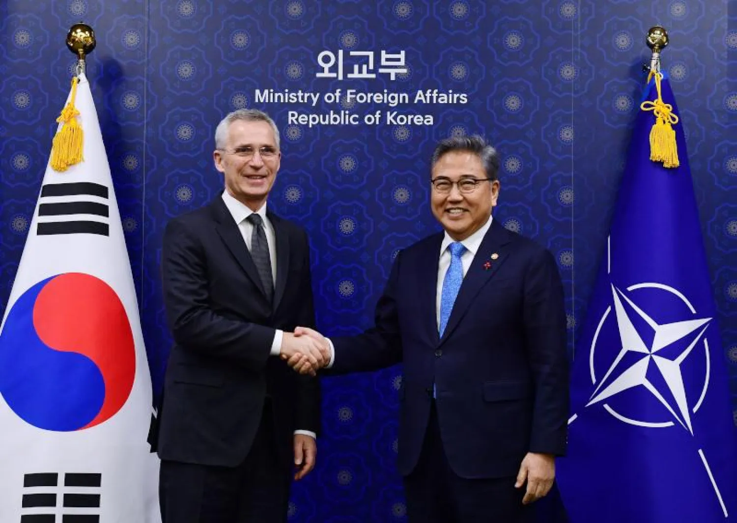 «الناتو» يدعو كوريا الجنوبية إلى تزويد أوكرانيا بالأسلحة