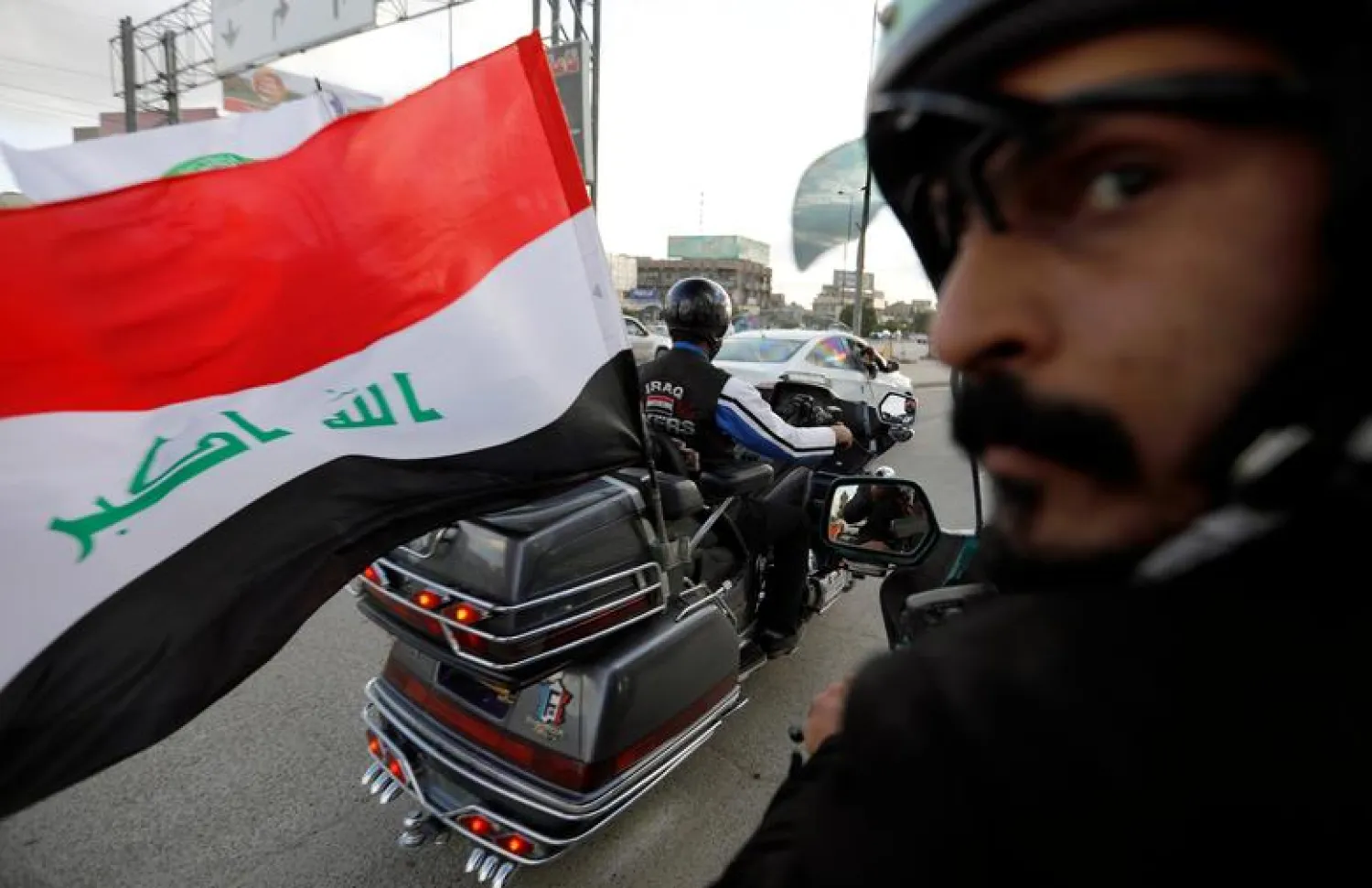  A member of Iraq Bikers, the first Iraqi biker group, drives with an Iraqi flag on his motorbike in Baghdad, Iraq December 28, 2018. REUTERS/Thaier Al-Sudani