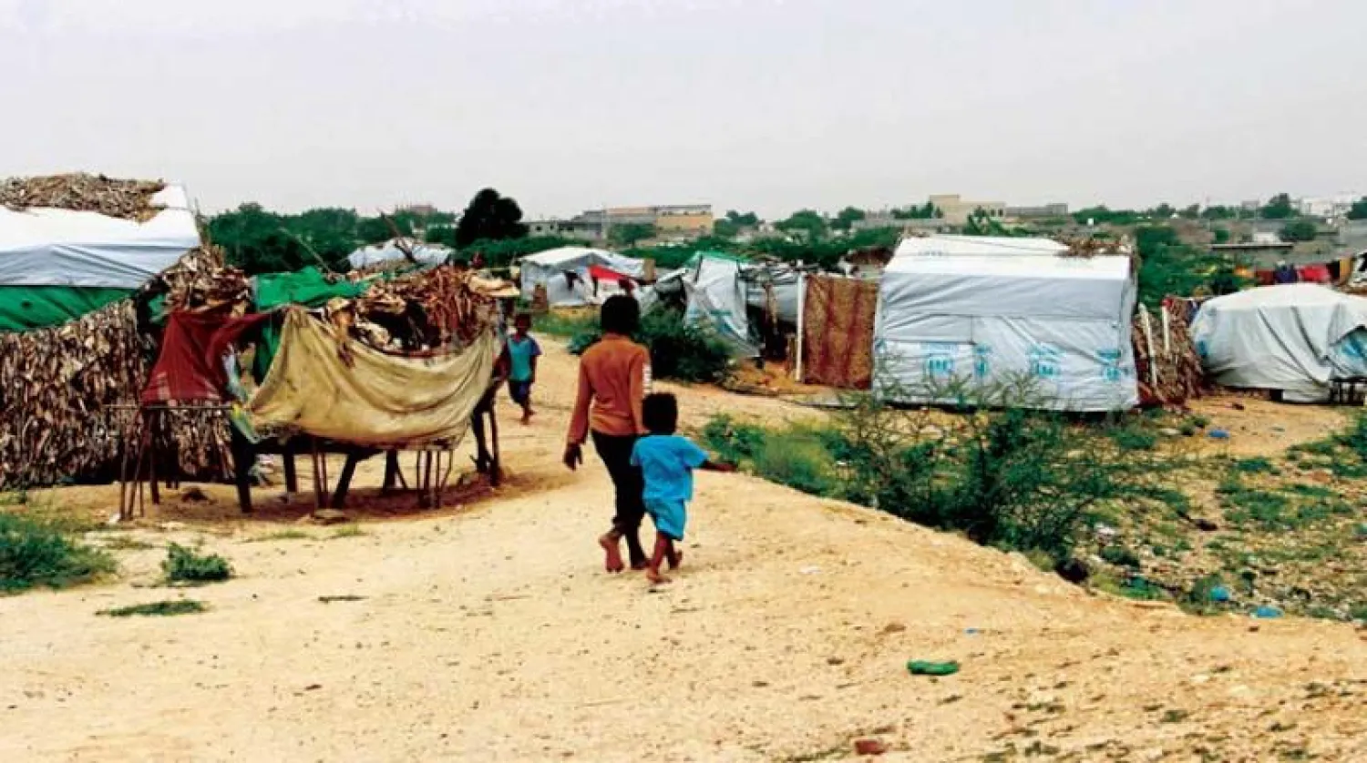 أطفال في مخيم للنازحين في مديرية عبس بمحافظة حجة اليمنية (رويترز)