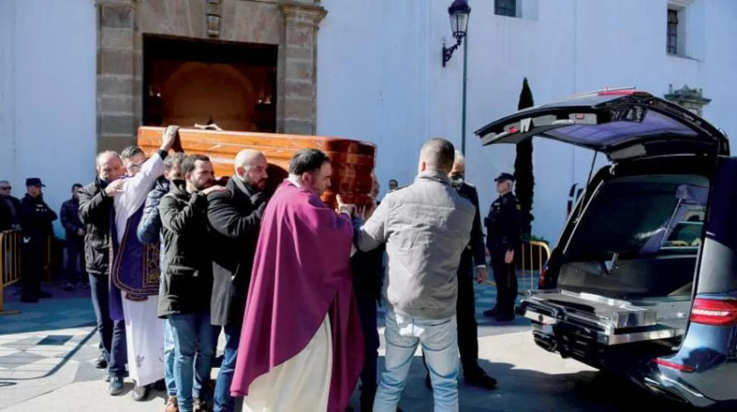 حاملو النعش الخاص بالكاهن الراحل دييغو فالنسيا بعد قداس جنائزي في كنيسة نويسترا سينورا دي لا بالما في إسبانيا (أ.ف.ب)