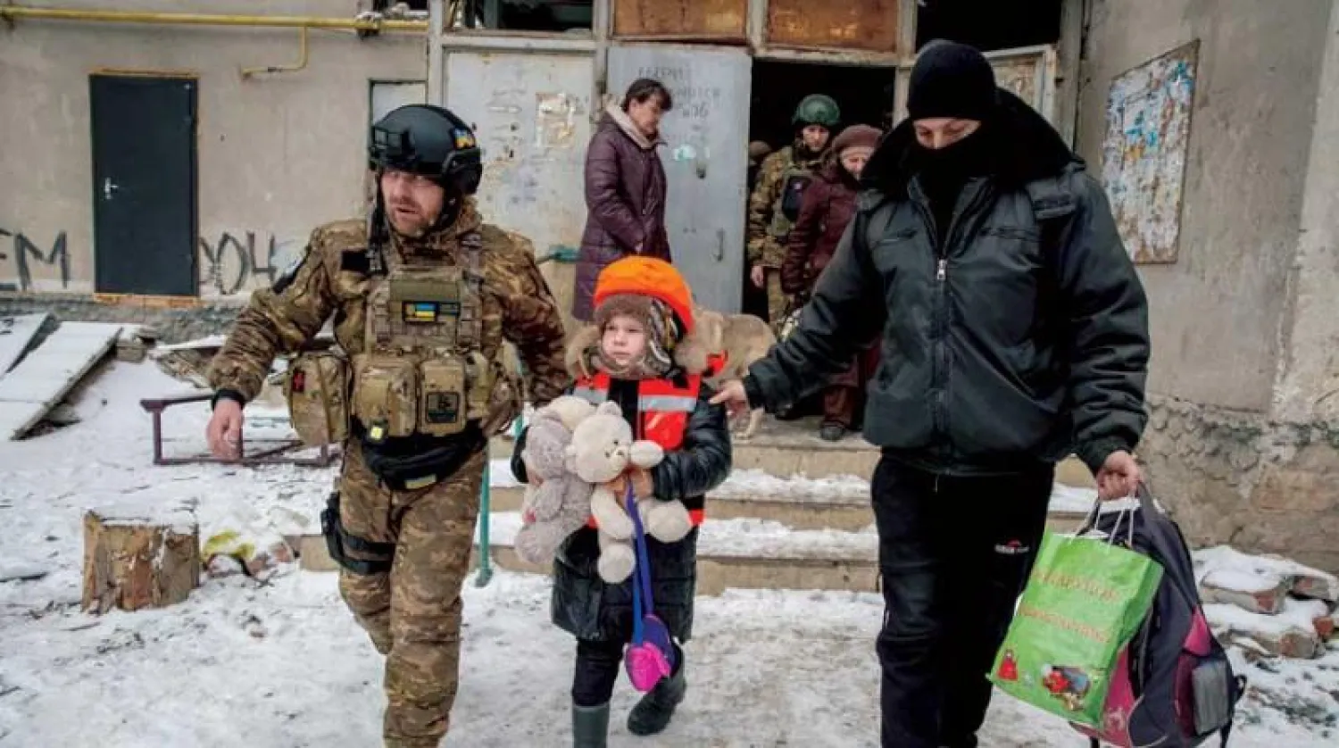 الشرطة الأوكرانية تساعد أهالي باخموت لإخلاء المنطقة الواقعة على خط المواجهة مع القوات الروسية (رويترز)