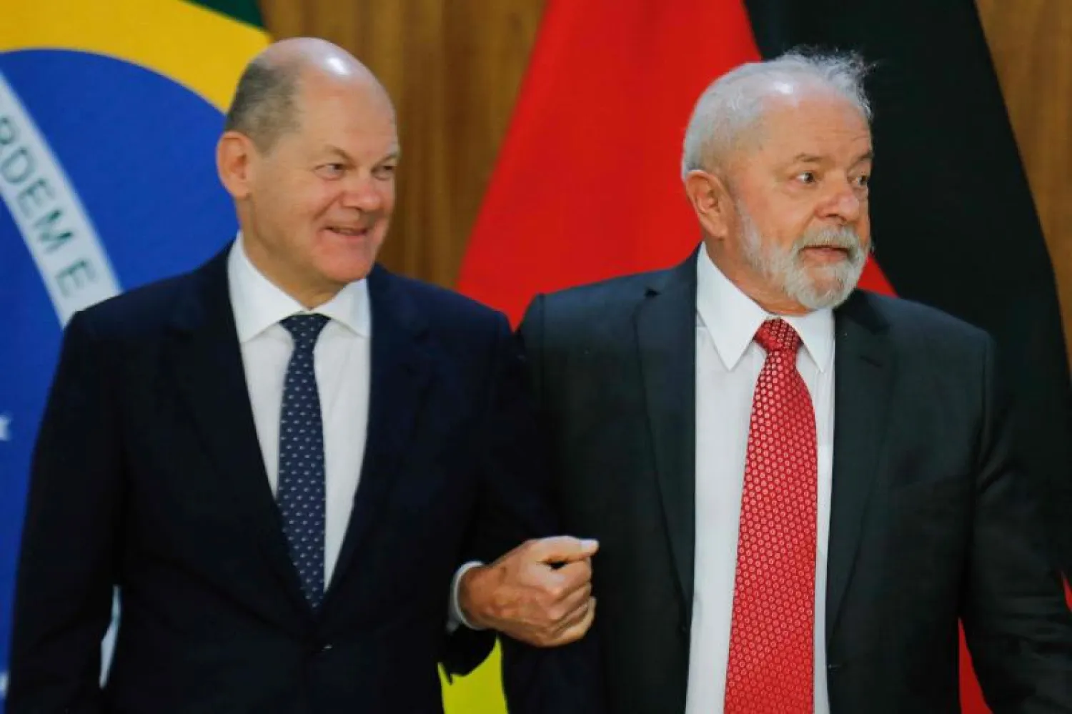 الرئيس البرازيلي لويس إيناسيو لولا دا سيلفا والمستشار الألماني أولاف شولتز خلال مؤتمر صحفي في قصر بلانالتو في برازيليا(أ.ف.ب)