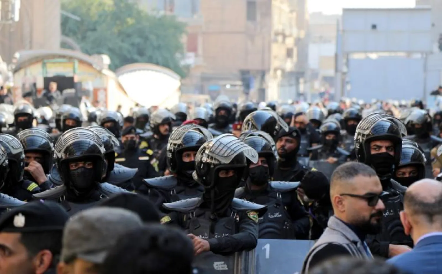 شرطة مكافحة الشغب تواجه ناشطين خلال مظاهرة ضد الفساد أمام البنك المركزي في بغداد مؤخراً (إ.ب.أ)