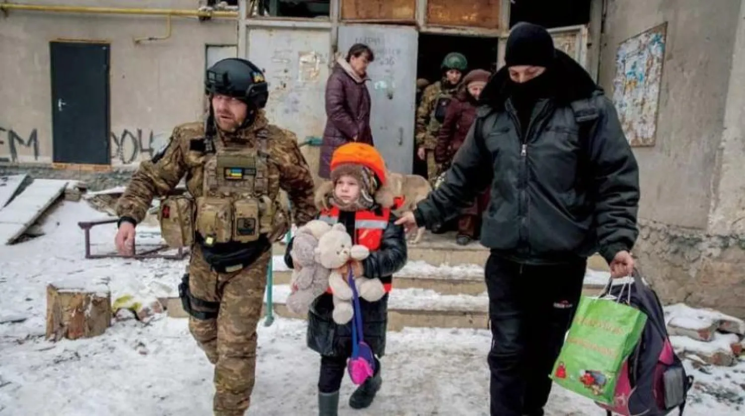 Ukrayna polisi Bahmut halkının bölgeyi tahliyesine yardım ediyor. (Reuters)
