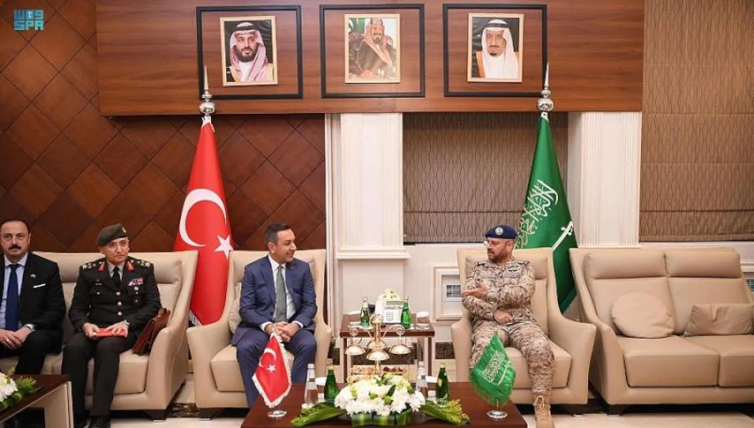 رئيس هيئة الأركان السعودي لدى لقائه نائب وزير الدفاع التركي (واس)