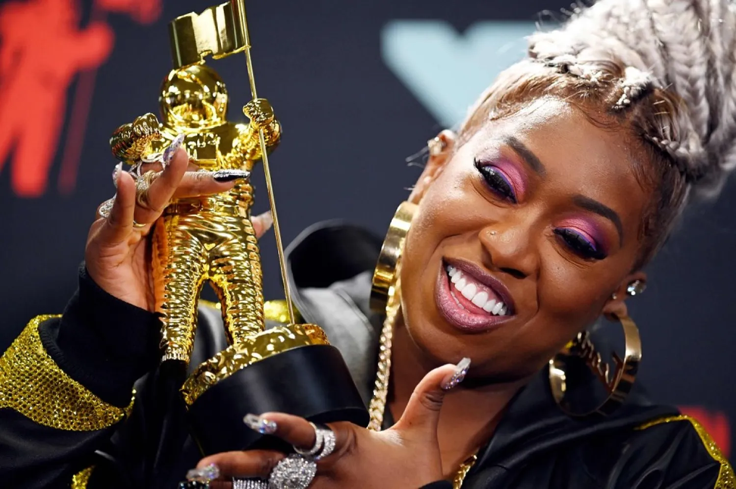 Rapper Missy Elliott poses in the press room with The Video Vanguard Award during the 2019 MTV Video Music Awards at the Prudential Center in Newark on Aug. 26, 2019. (AFP/Getty Images)