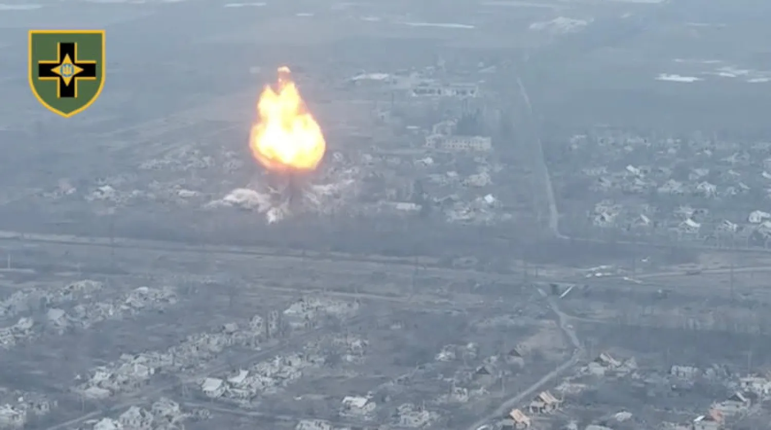 صورة وزعها الجيش الاوكراني لما قال إنه قصف لمركز للجيش الروسي في بلدة كورديوميفكا بمنطقة دونيتسك الأوكرانية (رويترز)