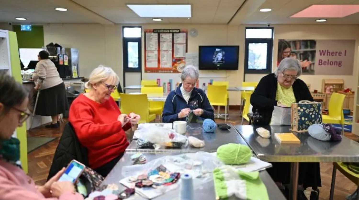 Chantry Kütüphanesi’nde kadınlar örgü örüyor (AFP)