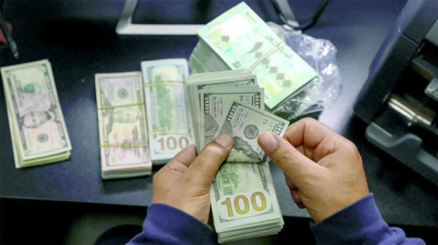 الليرة اللبنانية دخلت مرحلة سعر «رسمي» جديد هو 15 ألفاً مقابل الدولار (رويترز)