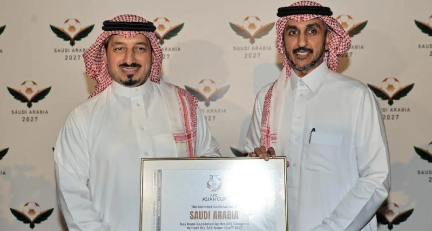 المسحل والقاسم يستعرضان وثيقة استضافة كأس آسيا 2027 (تصوير: عيسى الدبيسي)