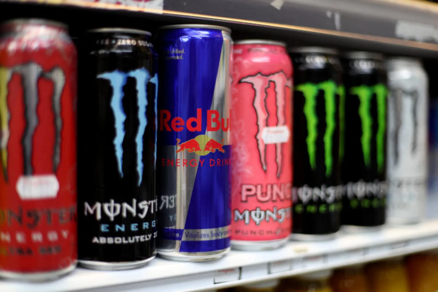 مشروبات الطاقة على رف أحد متاجر الأغذية في بريطانيا 