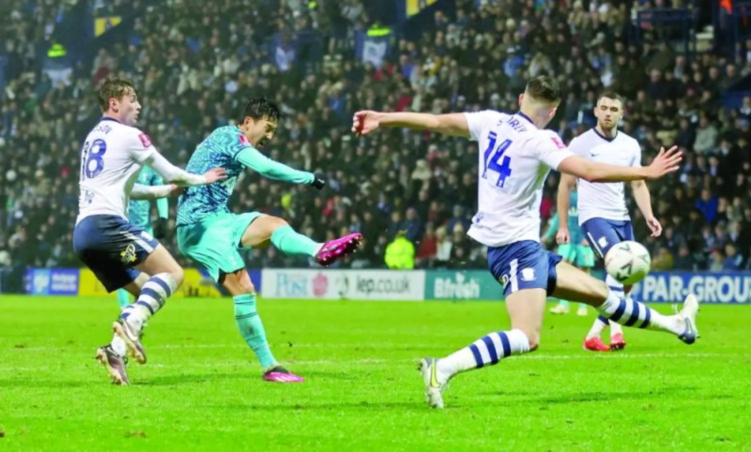 سون هيونغ مين تألق بشكل لافت وسجل هدفين قاد بهما توتنهام للفوز بثلاثية نظيفة (رويترز)