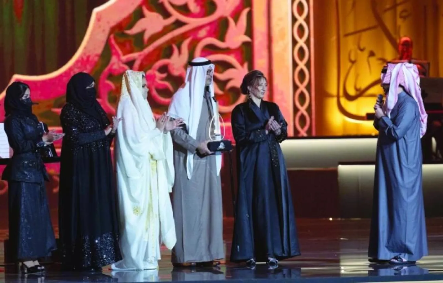 تركي آل الشيخ وعائلة الفنان طلال مداح (تصوير: صالح الغنام)