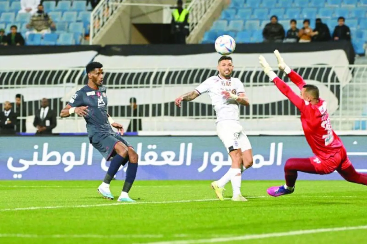 كرة جونيور في طريقها لمعانقة شباك ضمك (تصوير: عبد الرحمن السالم)