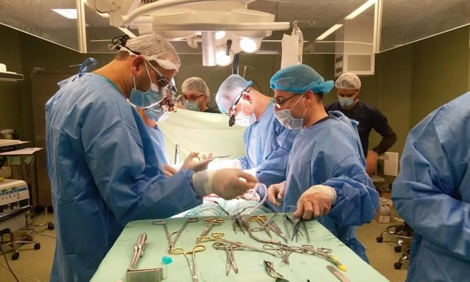 فريق طبي من عرب 48 في إسرائيل يجري عمليات في غزة (وزارة الصحة الفلسطينية)