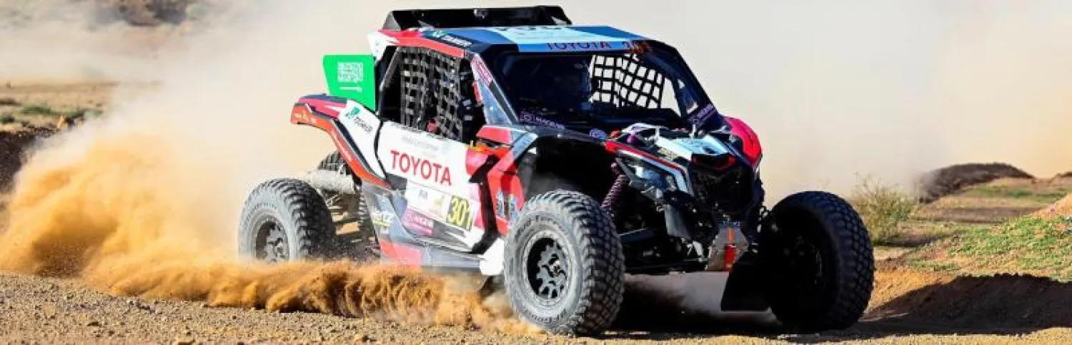 سيارة أحد المتسابقين تشق طريقها في رالي حائل الدولي «واس»