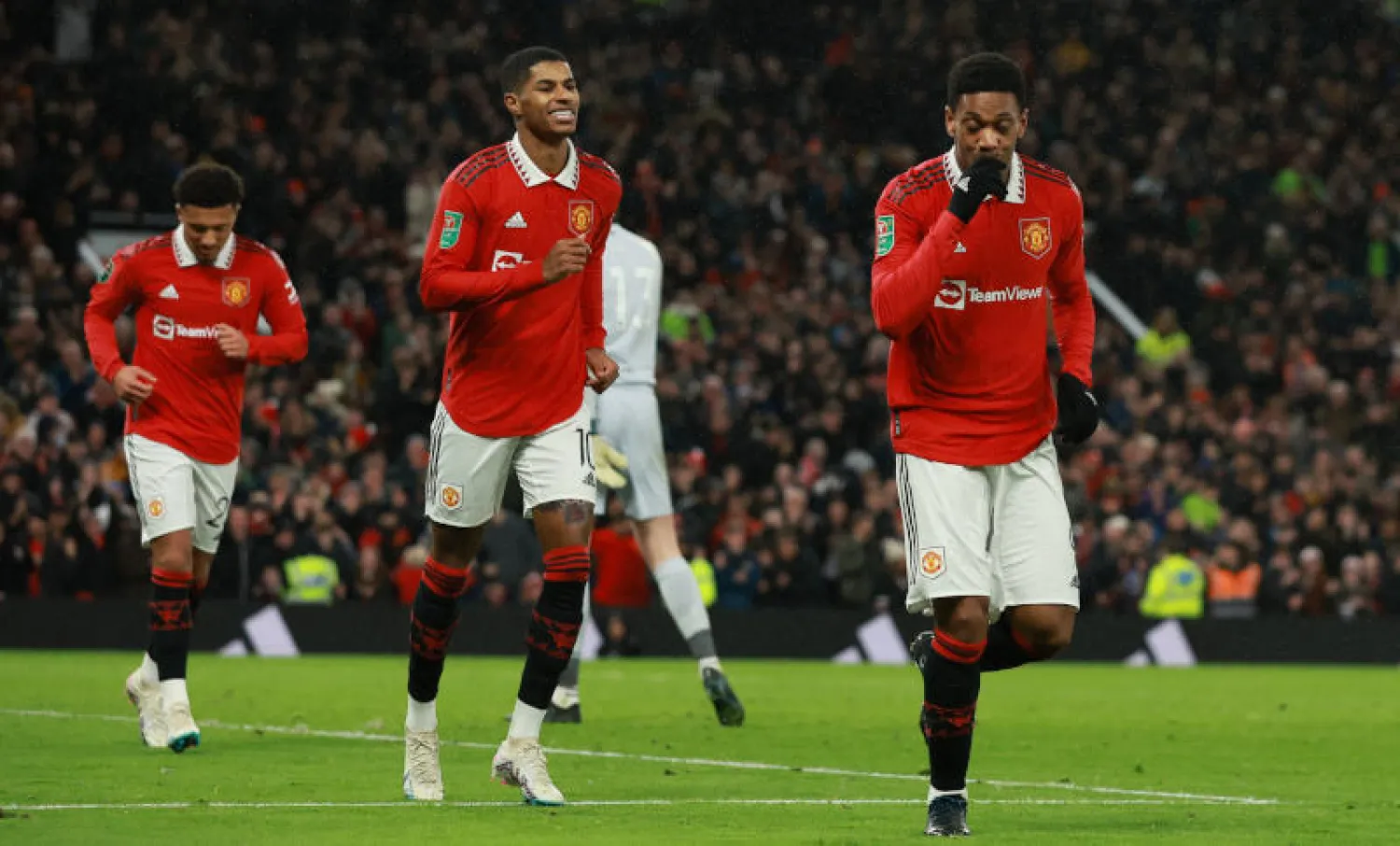 لاعبو مانشستر يونايتد يريدون إنهاء صيام استمر ست سنوات عن الفوز بالألقاب (رويترز)