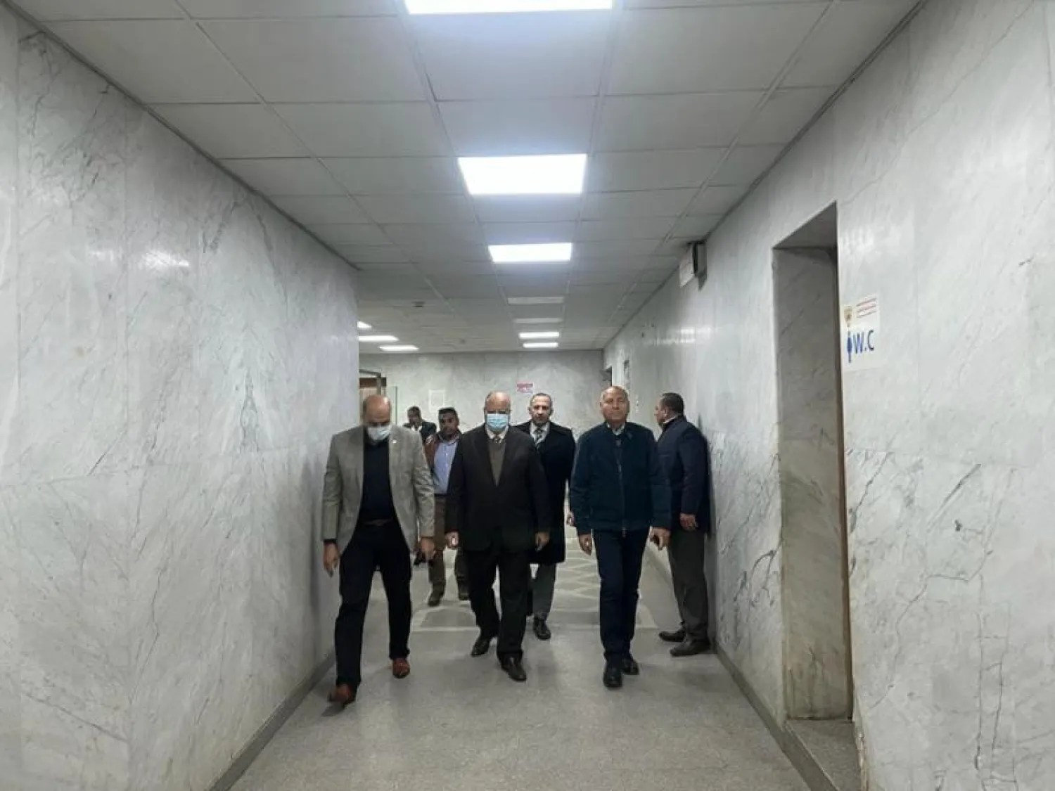 محافظ القاهرة خلال تفقده آثار الحريق بالمستشفى (الصفحة الرسمية لمحافظة القاهرة على «فيسبوك»)