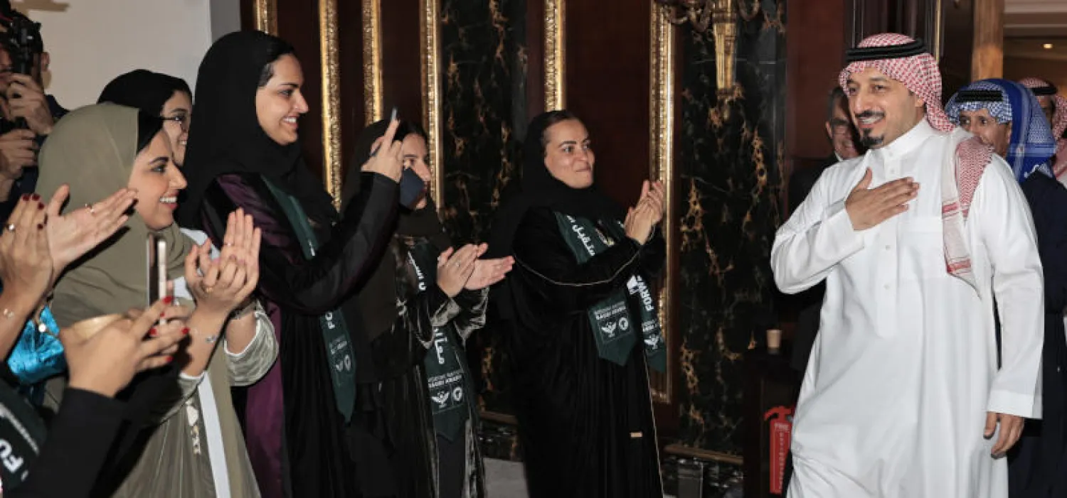 ياسر المسحل احتفى به منسوبو الاتحاد السعودي لكرة القدم بعد فوزه بعضوية مجلس «فيفا» (عيسى الدبيسي)