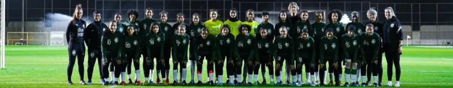 لاعبات المنتخب السعودي للناشئات في لقطة جماعية مع انطلاق المعسكر (الشرق الأوسط)