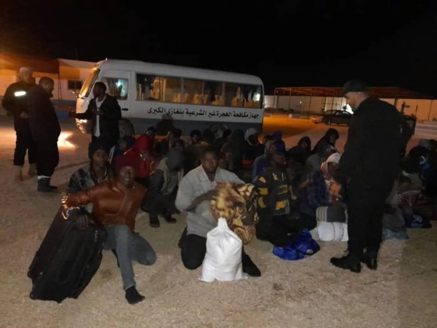 جانب من نقل مهاجرين غير نظاميين إلى مركز إيواء الكفرة جنوب شرق ليبيا (مركز إيواء بنغازي الكبرى)
