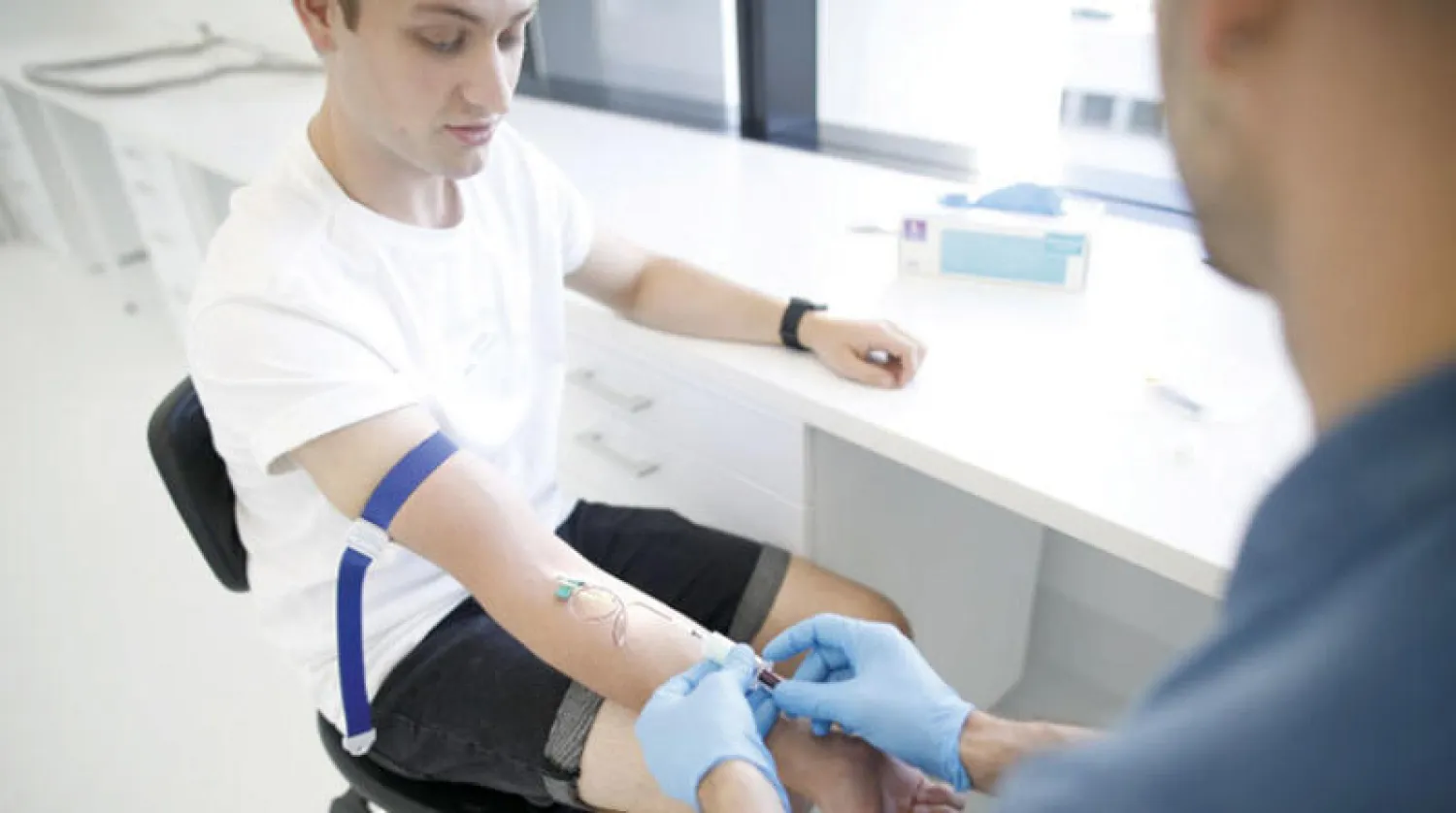 أخذ عينة دم من أحد المشاركين في الدراسة (جامعة مردوخ)