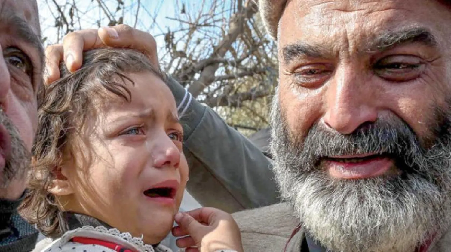 Dün Peşaver'de militanlara karşı düzenlenen protestoya cami bombalaması kurbanlarının yakınlarından bazıları (AFP)