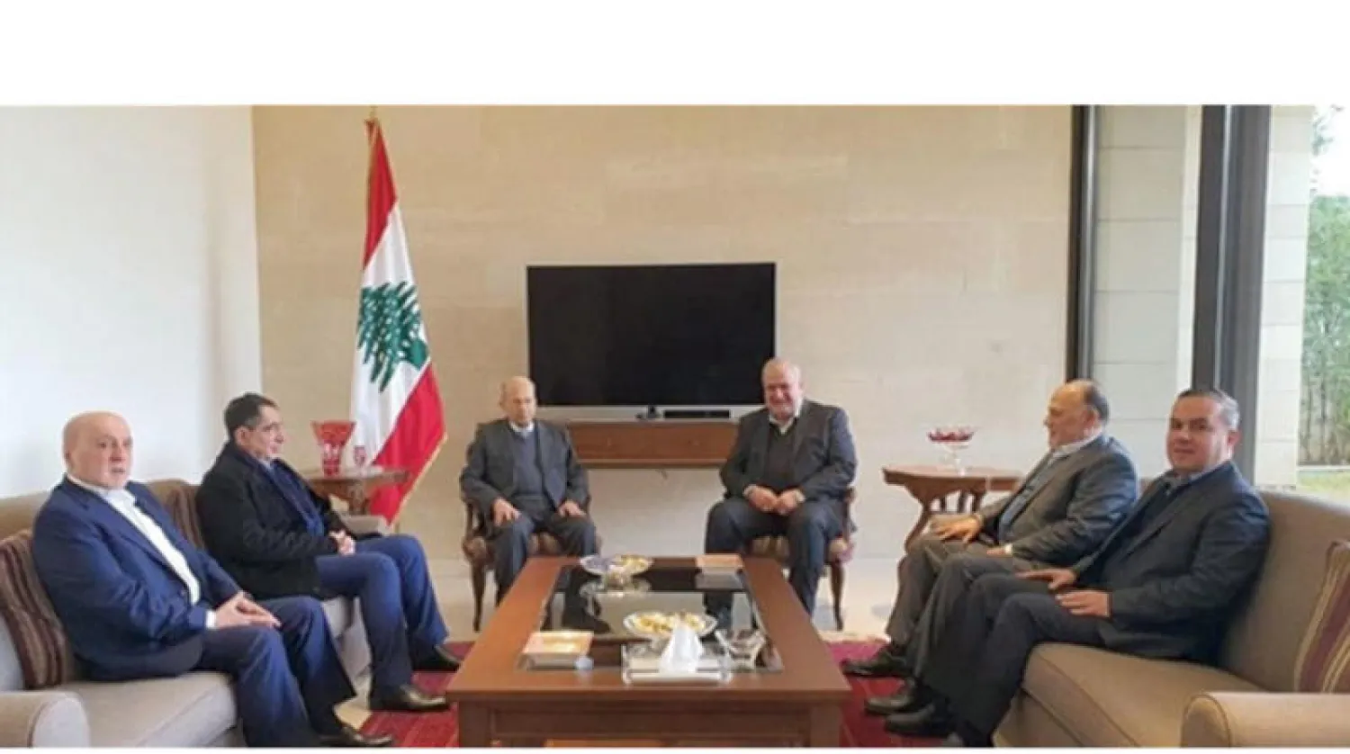 الرئيس ميشال عون مستقبلاً وفد «حزب الله» أمس (الوكالة الوطنية)