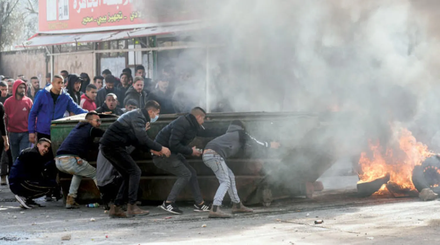 اشتباكات بين فلسطينيين والقوات الإسرائيلية في أعقاب الاقتحام الأخير لجنين بالضفة الغربية (أ.ب)