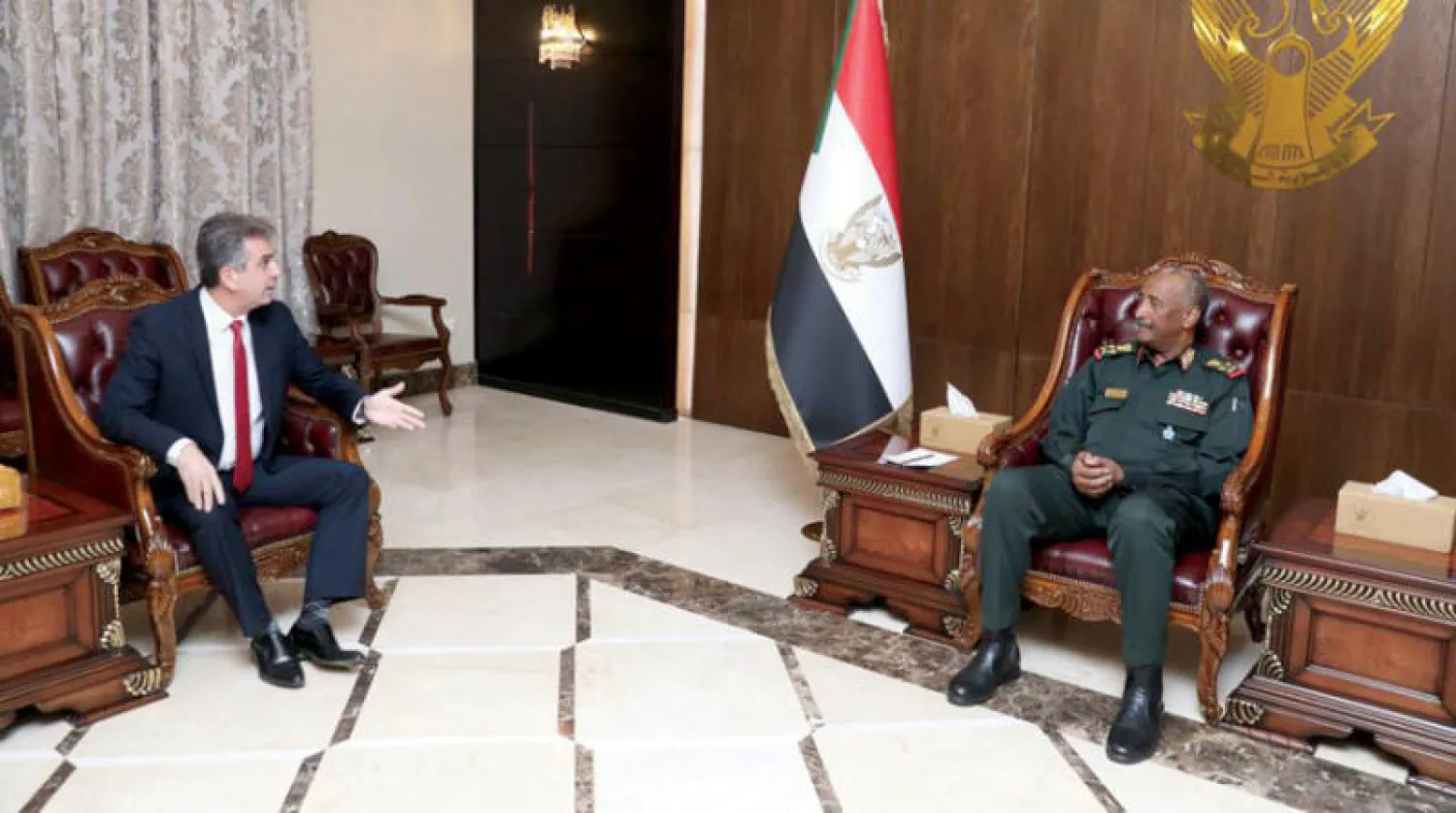 رئيس المجلس السيادي عبد الفتاح البرهان مستقبلاً وزير الخارجية الإسرائيلي إيلي كوهين (الرئاسة السودانية)