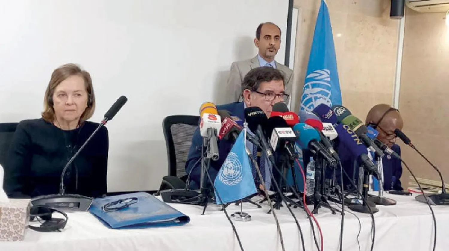 رضوان نويصر خلال مؤتمره الصحافي في الخرطوم أمس (سونا)