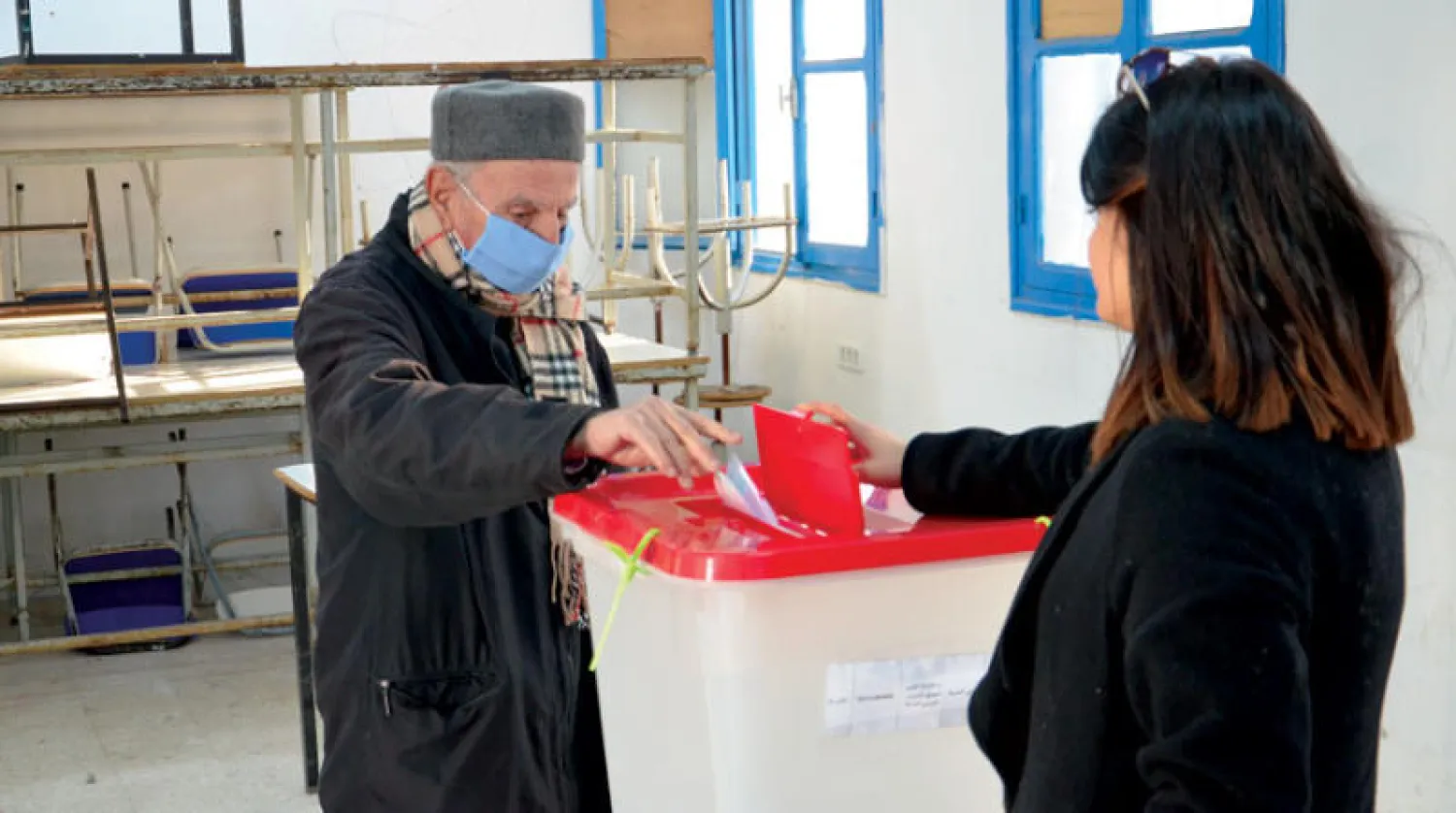 تونسي يدلي بصوته في الدورة الثانية من انتخابات البرلمان التي عرفت نسبة مشاركة متدنية (د.ب.أ)