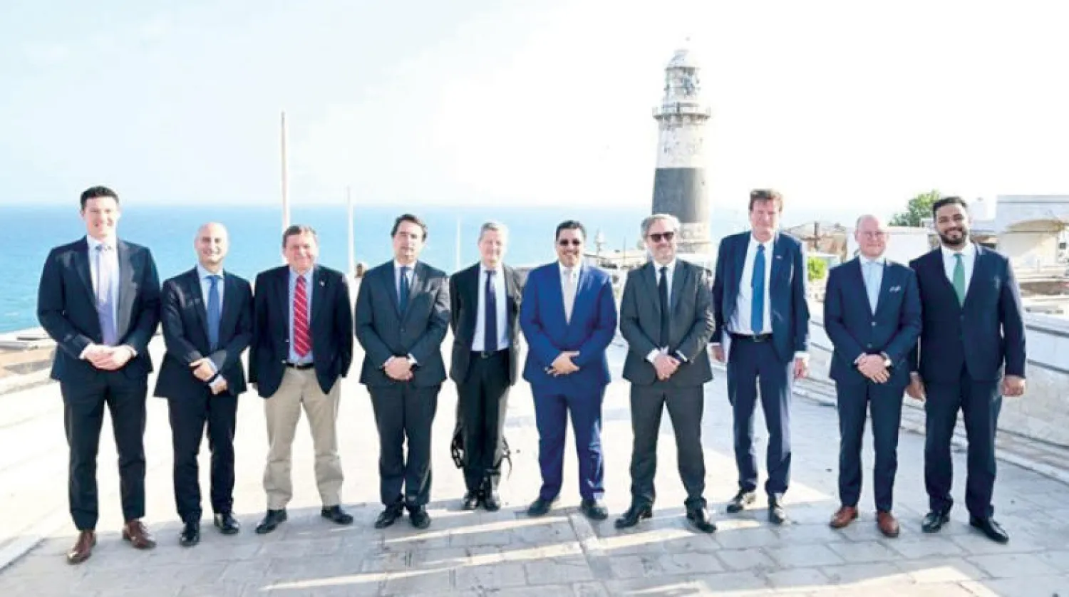 صورة تذكارية للسفراء الأوروبيين في مدينة عدن (تويتر)