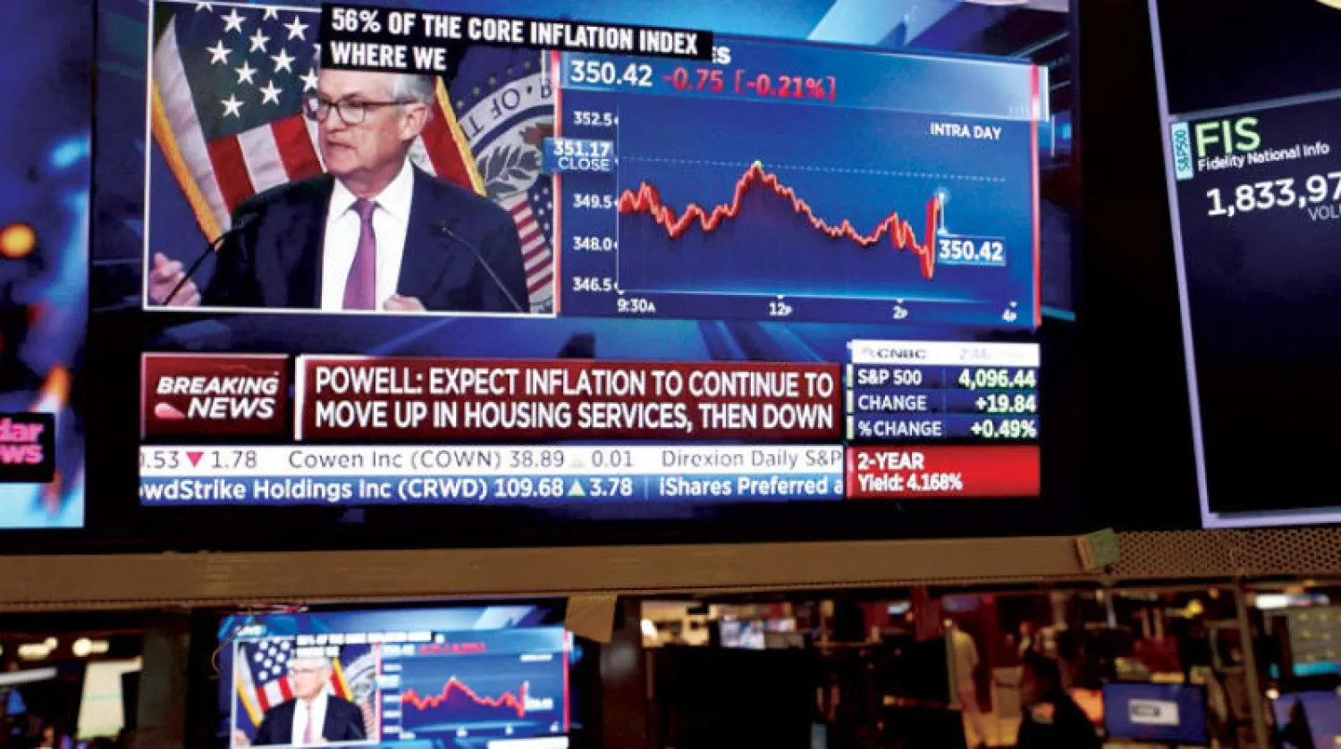 متداولون في بورصة نيويورك يتابعون مؤتمراً صحافياً لرئيس الاحتياطي الفيدرالي مساء الأربعاء (رويترز)